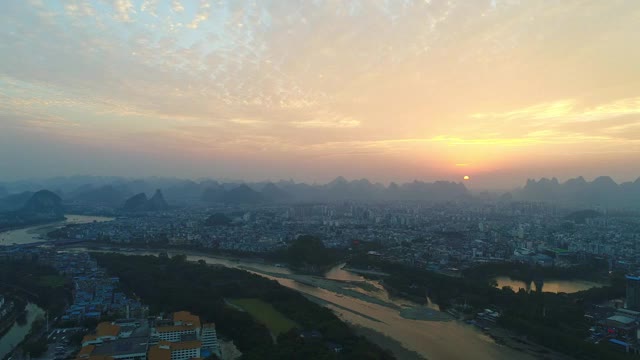 城市上空的晚霞视频素材