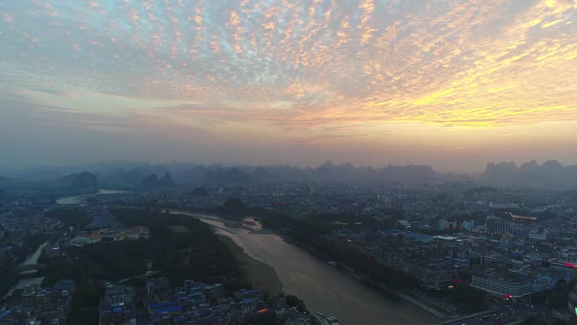 城市上空的晚霞视频素材