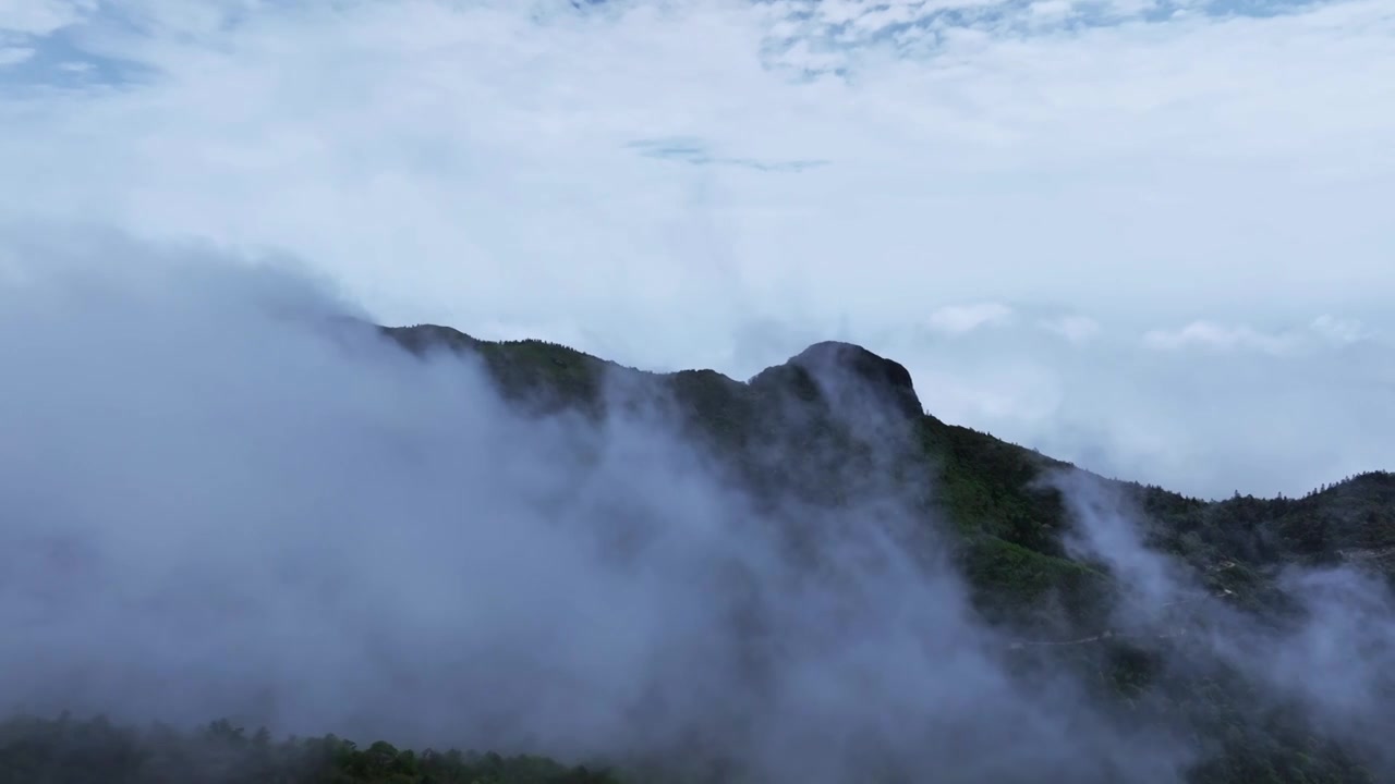 蓝天白云阳光下桂林高山上涌动的雾视频素材