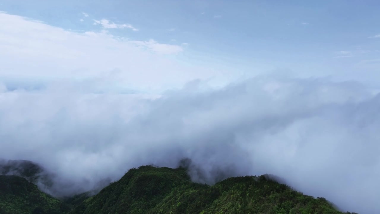 蓝天白云阳光下桂林高山上涌动的雾视频素材