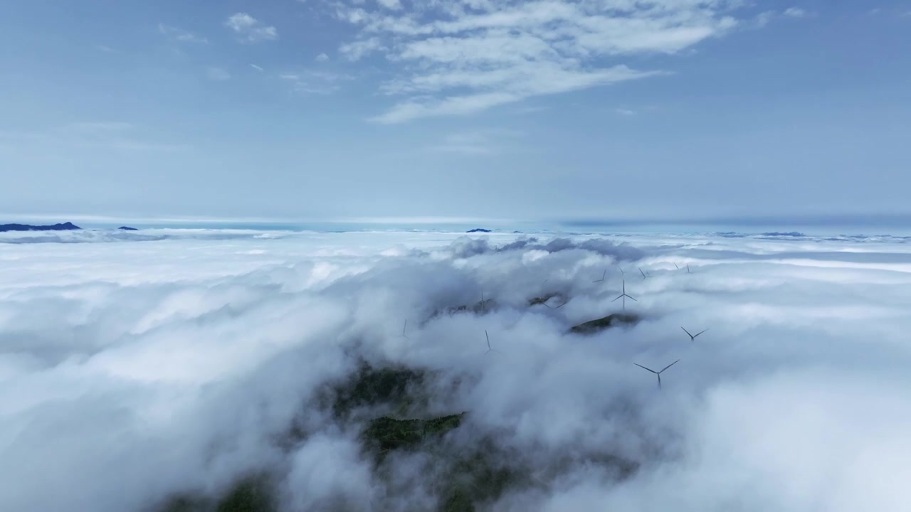 阳光下桂林高山上的风力发电风车和云海视频素材