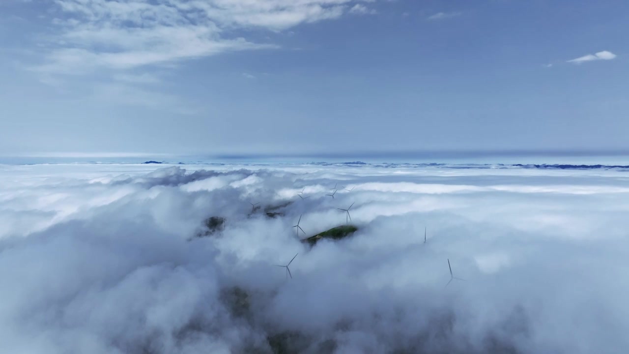 阳光下桂林高山上的风力发电风车和云海视频素材