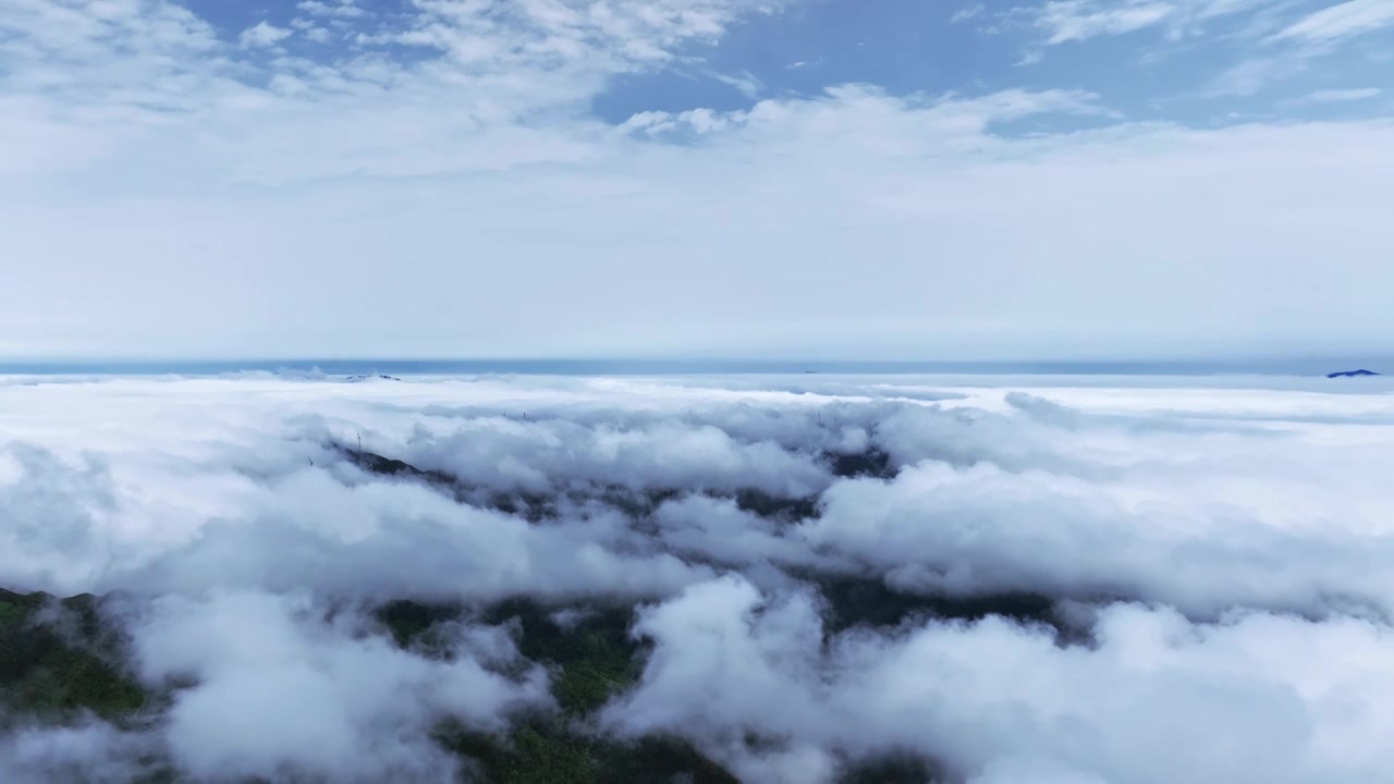 阳光下桂林高山上的风力发电风车和云海视频素材