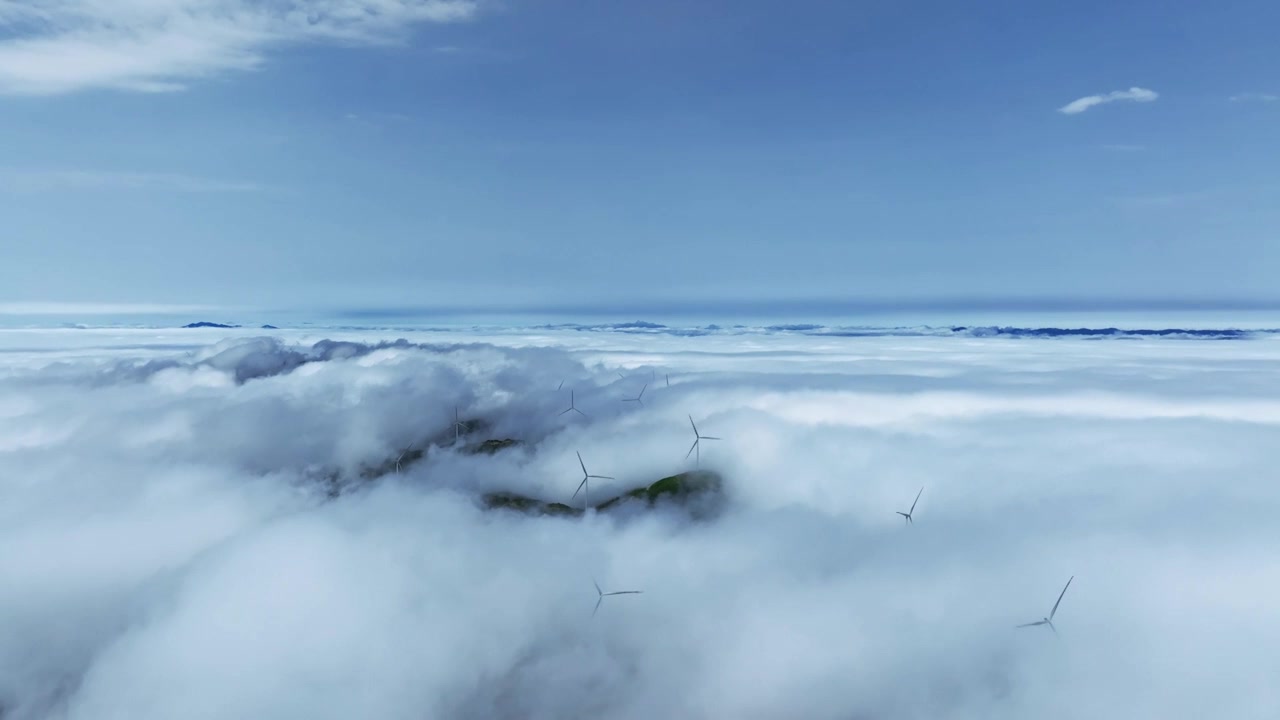 阳光下桂林高山上的风力发电风车和云海视频素材