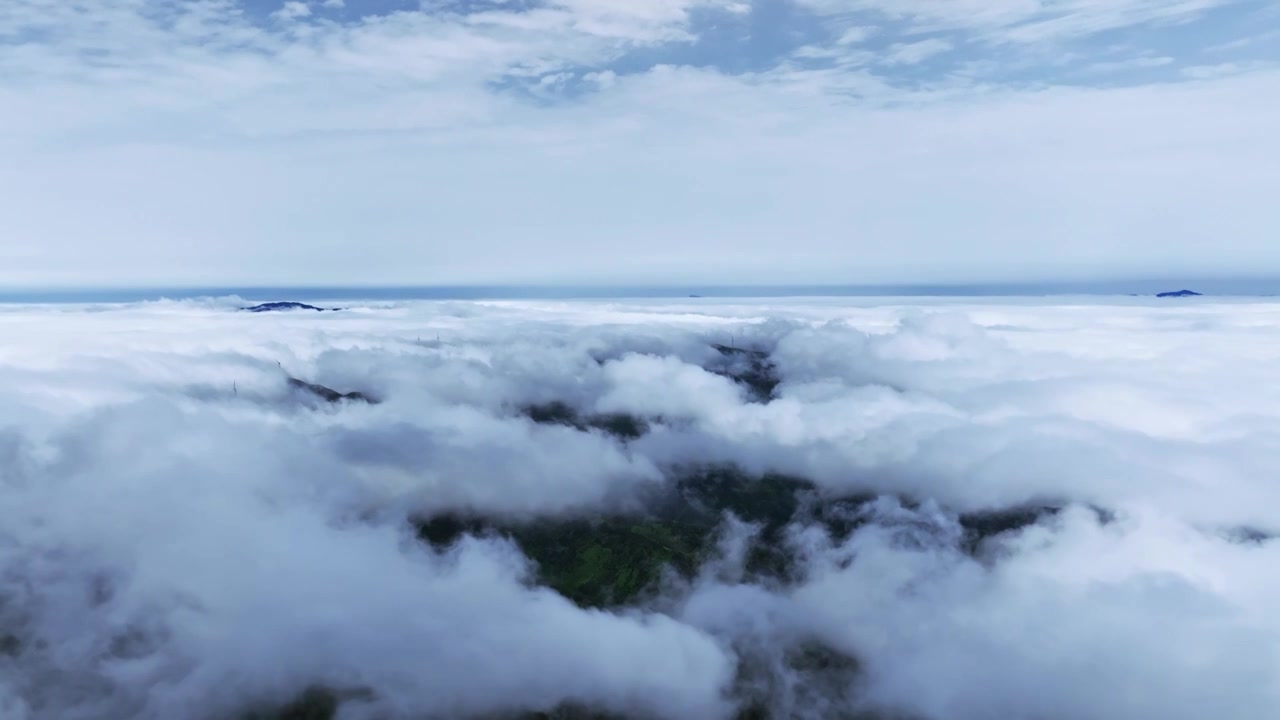 阳光下桂林高山上的风力发电风车和云海视频素材