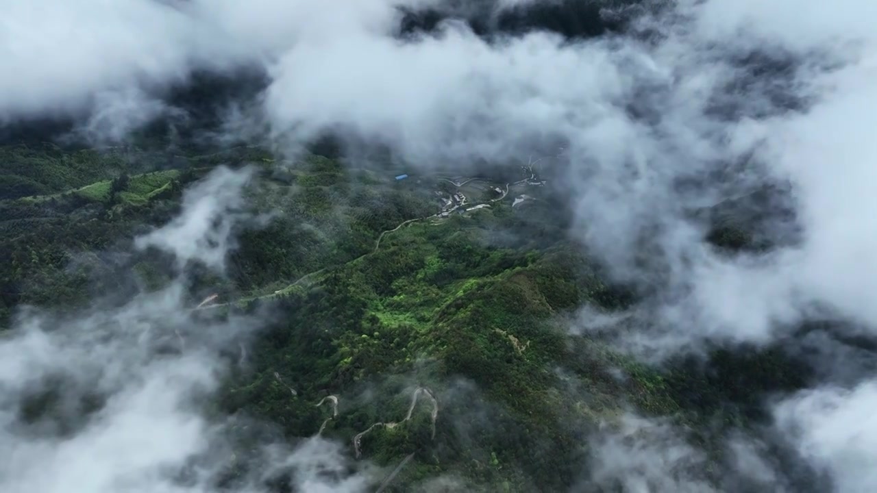 春天桂林山谷里云雾缭绕下的村庄视频素材