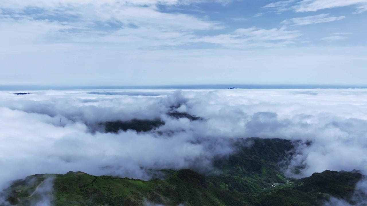 蓝天白云阳光下桂林山谷中的云海和村庄视频素材