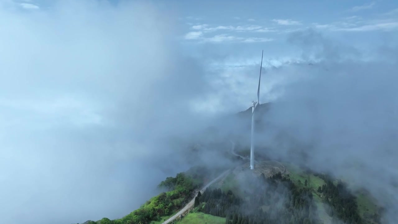 春天阳光下桂林高山上的云雾缭绕和风力发电风车视频素材