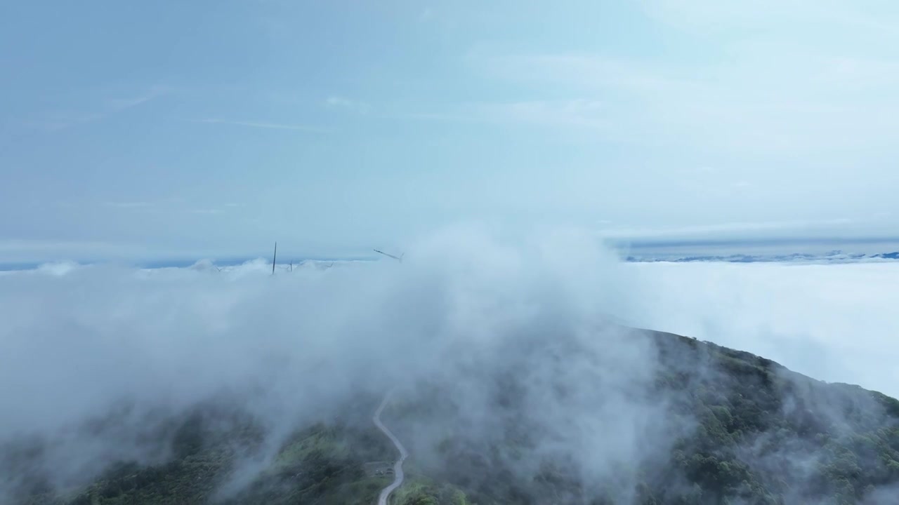 春天阳光下桂林高山上的云雾缭绕和风力发电风车视频素材