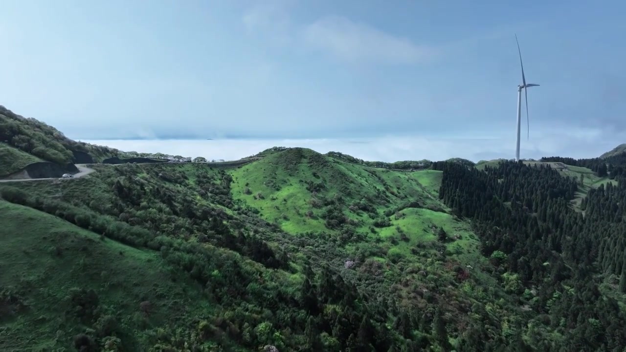 春天阳光下桂林高山上的云雾缭绕和风力发电风车视频素材