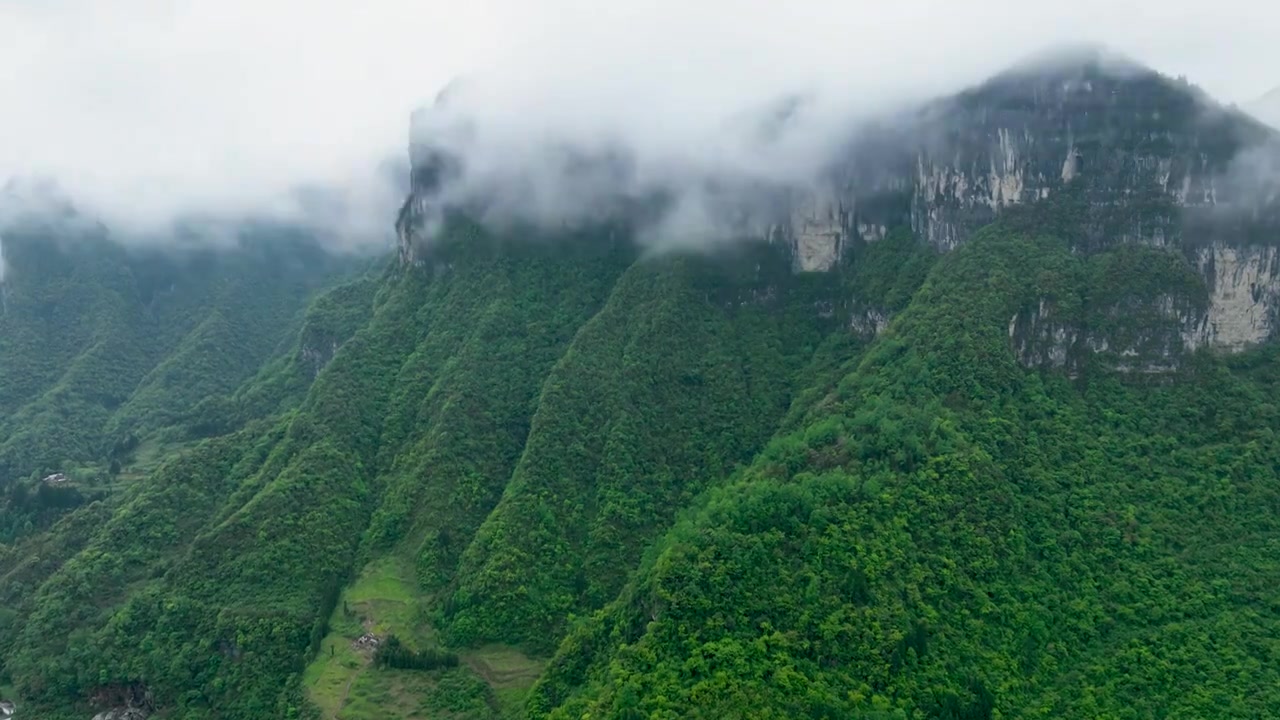 云雾缭绕的青山视频素材