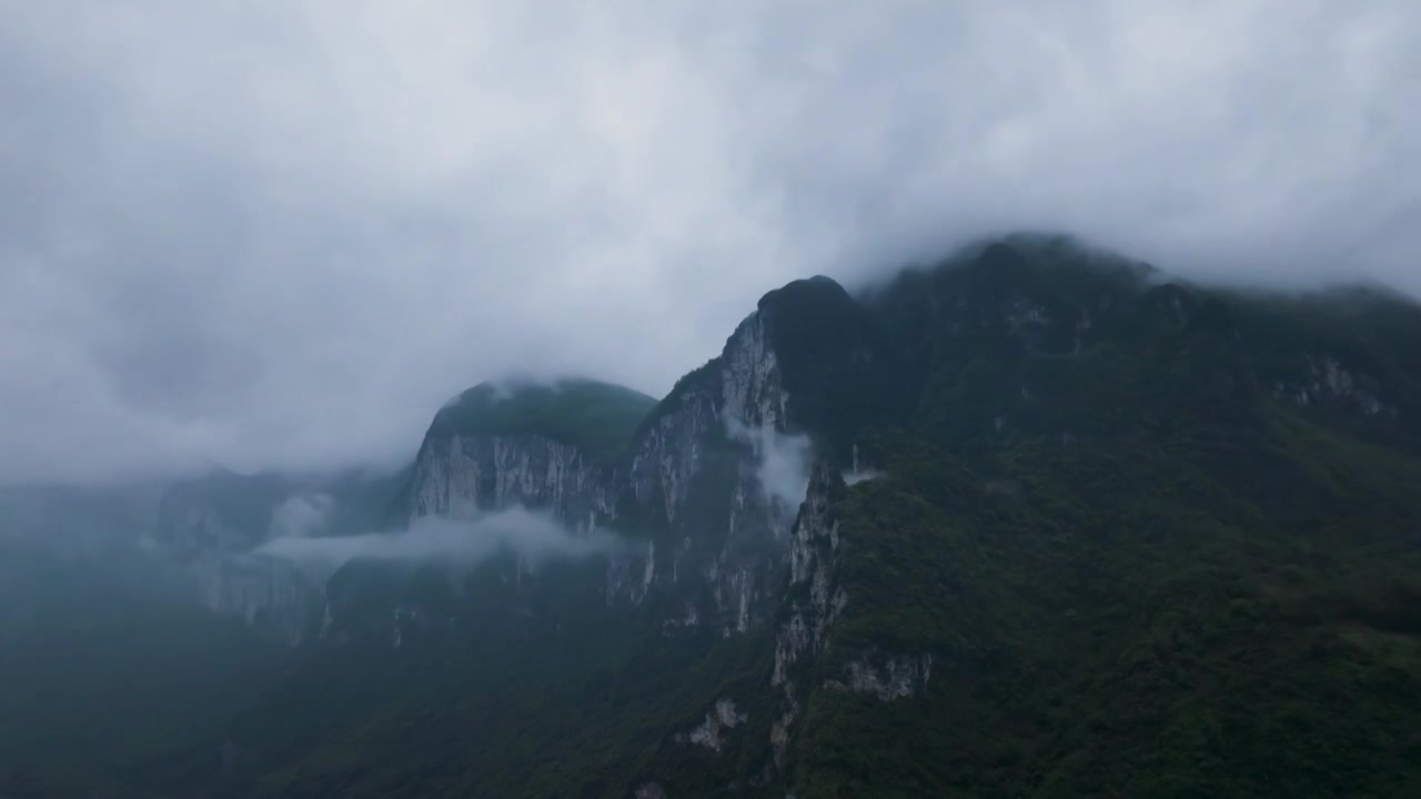 航拍云雾中的恩施大峡谷延时视频素材