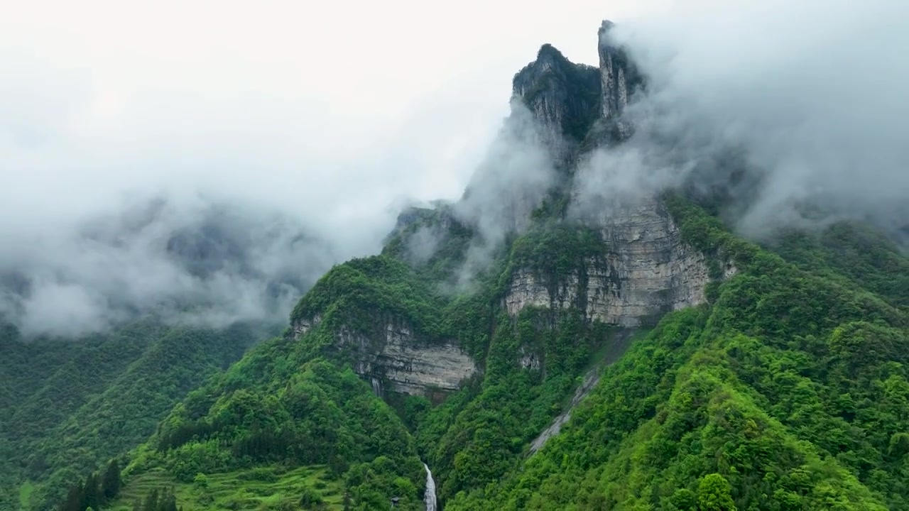 航拍鹿院坪鹿角峰云雾视频素材