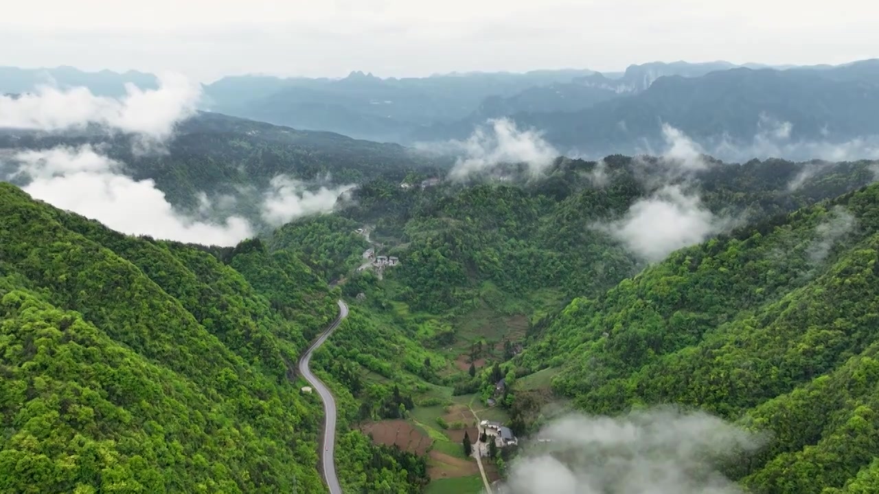 航拍云雾中的山谷公路视频素材