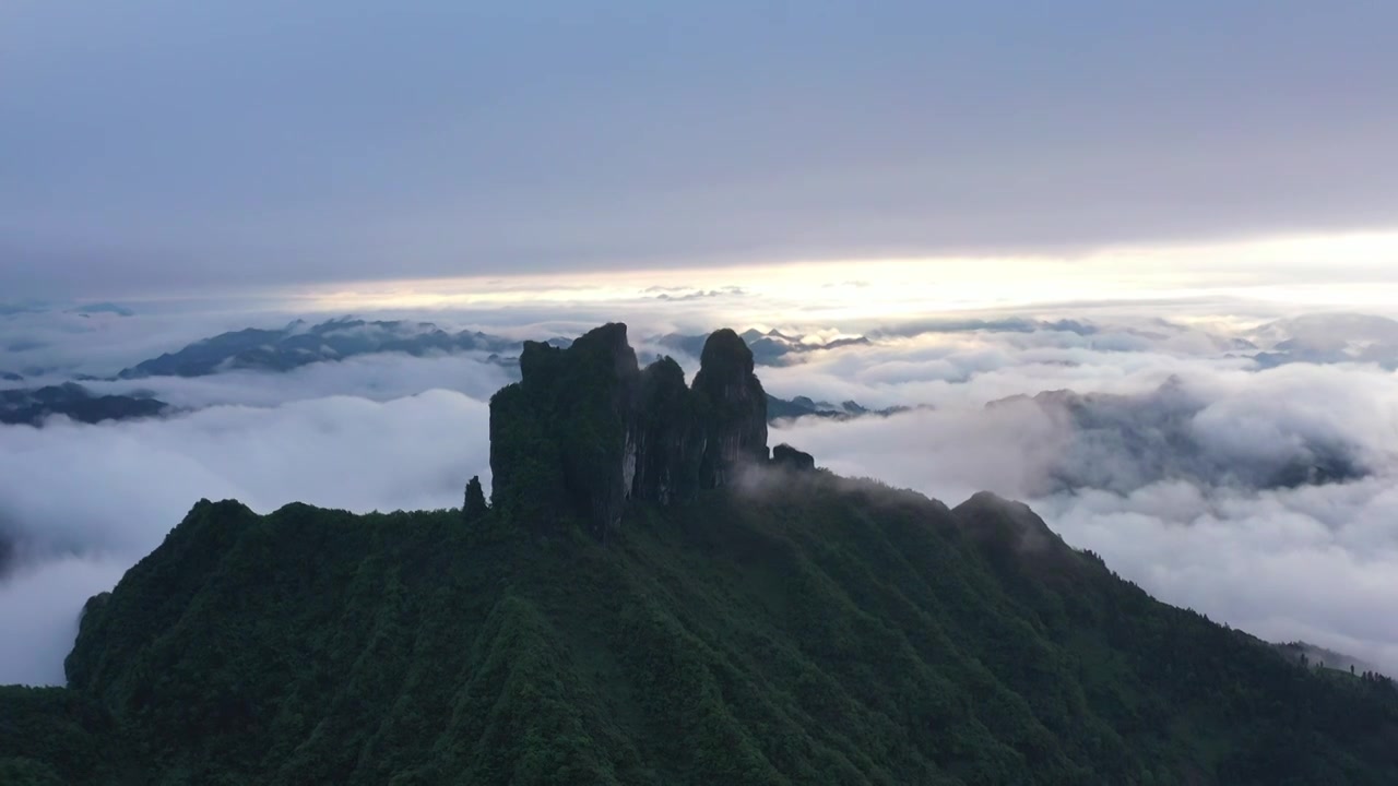 航拍湖南湘西保靖县吕洞山晨曦云海风光视频素材