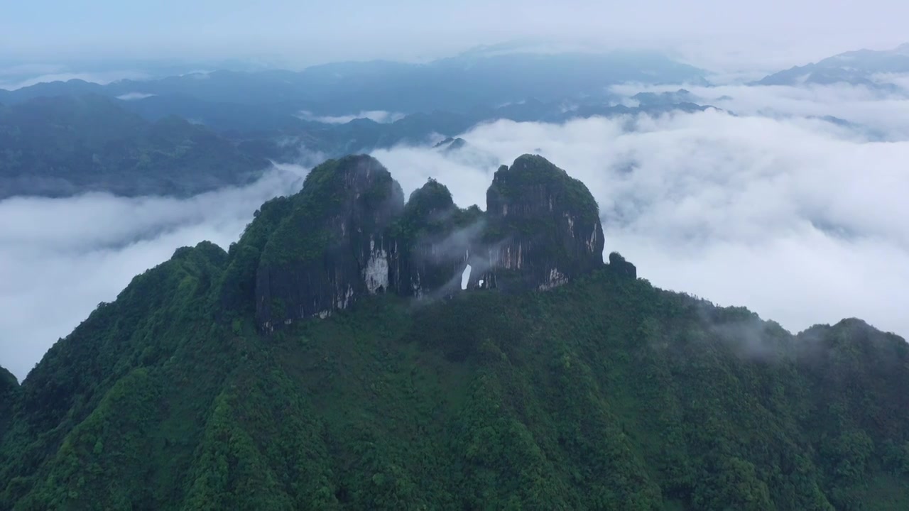 航拍湖南湘西保靖县吕洞山晨曦云海风光视频素材