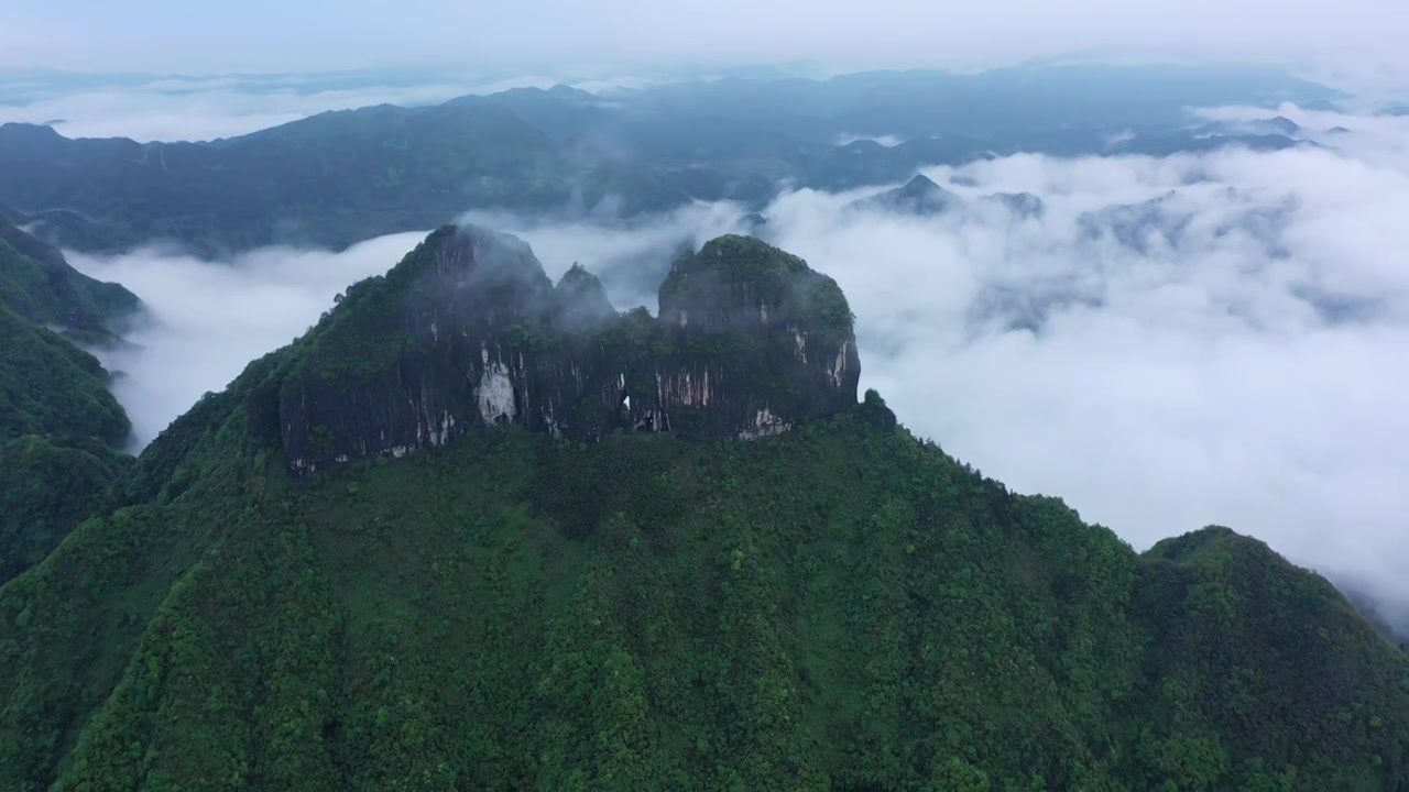 航拍湖南湘西保靖县吕洞山晨曦云海风光视频素材