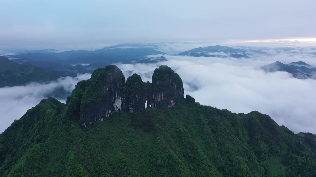 航拍湖南湘西保靖县吕洞山晨曦云海风光视频素材