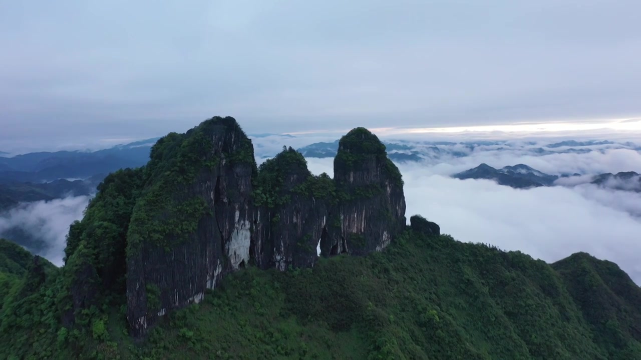 航拍湖南湘西保靖县吕洞山晨曦云海风光视频素材