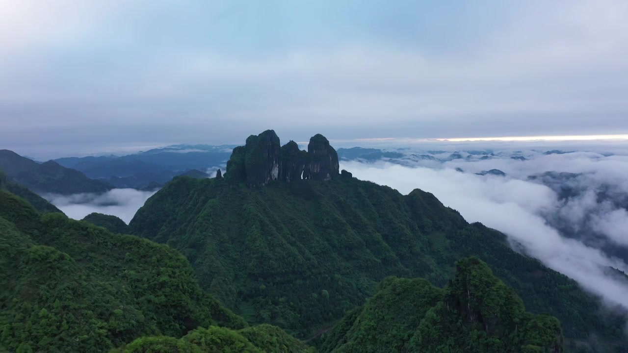 航拍湖南湘西保靖县吕洞山晨曦云海风光视频素材