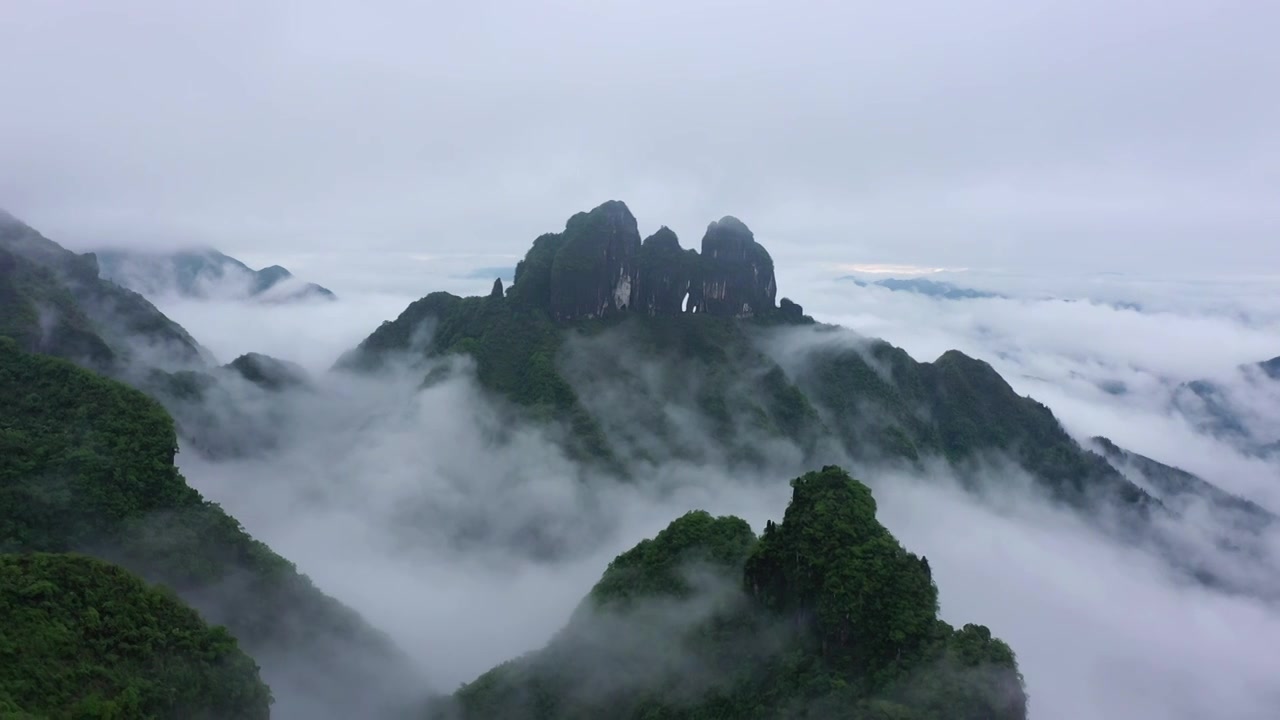 航拍湖南湘西保靖县吕洞山晨曦云海风光视频素材