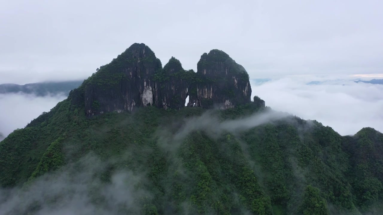 航拍湖南湘西保靖县吕洞山晨曦云海风光视频素材