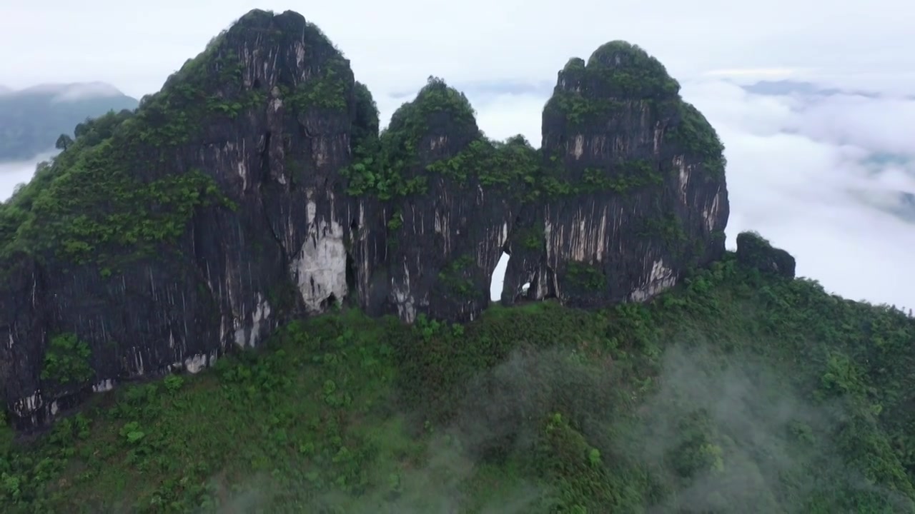 航拍湖南湘西保靖县吕洞山晨曦云海风光视频素材