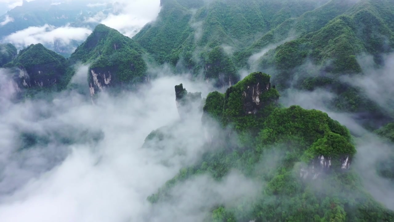 航拍湖南湘西保靖县吕洞山晨曦云海风光视频素材