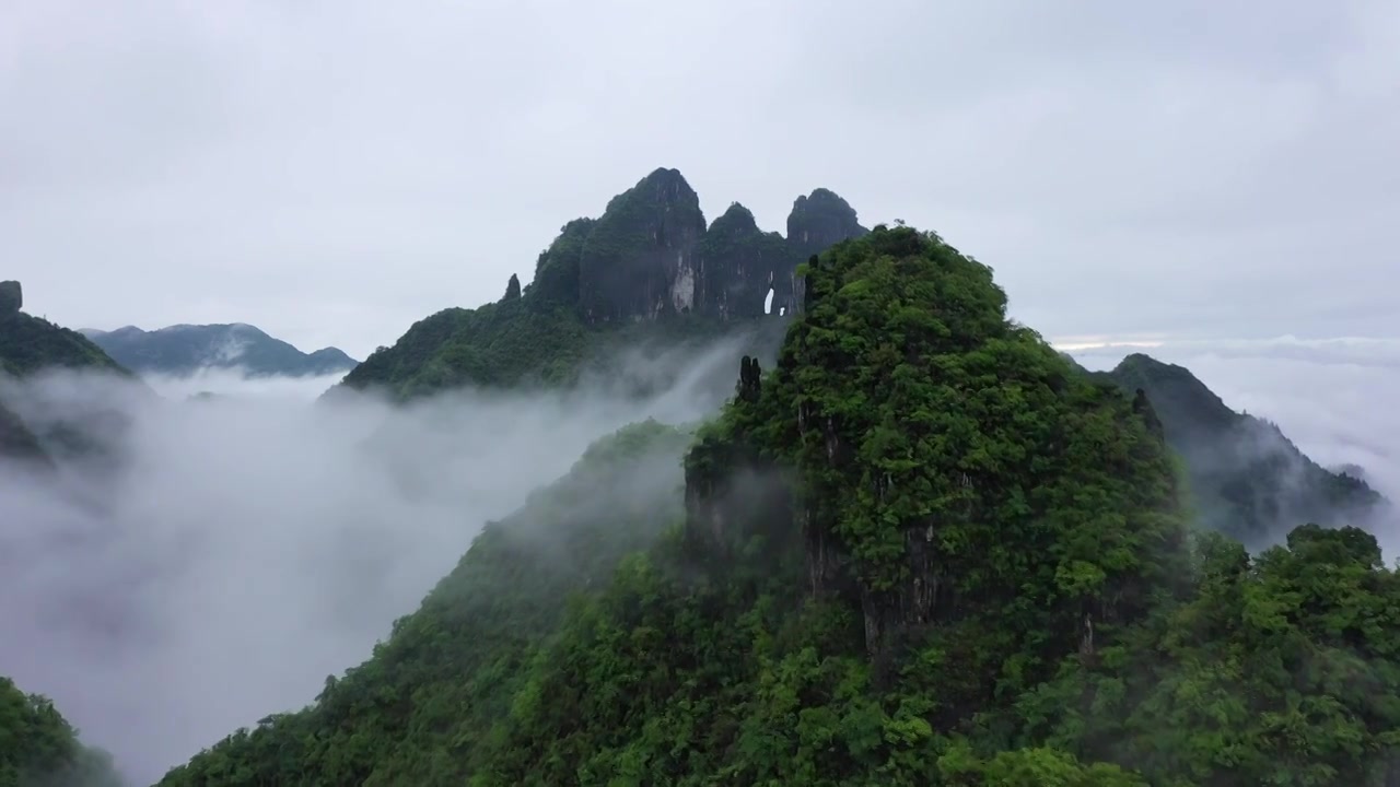 航拍湖南湘西保靖县吕洞山晨曦云海风光视频素材