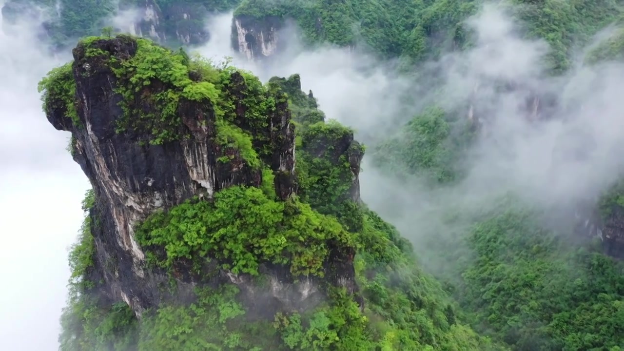 航拍湖南湘西保靖县吕洞山晨曦云海风光视频素材