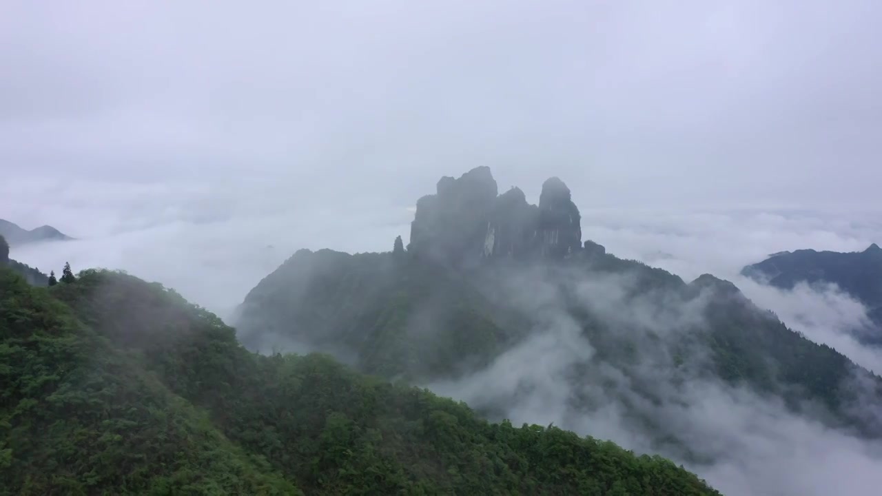 航拍湖南湘西保靖县吕洞山晨曦云海风光视频素材