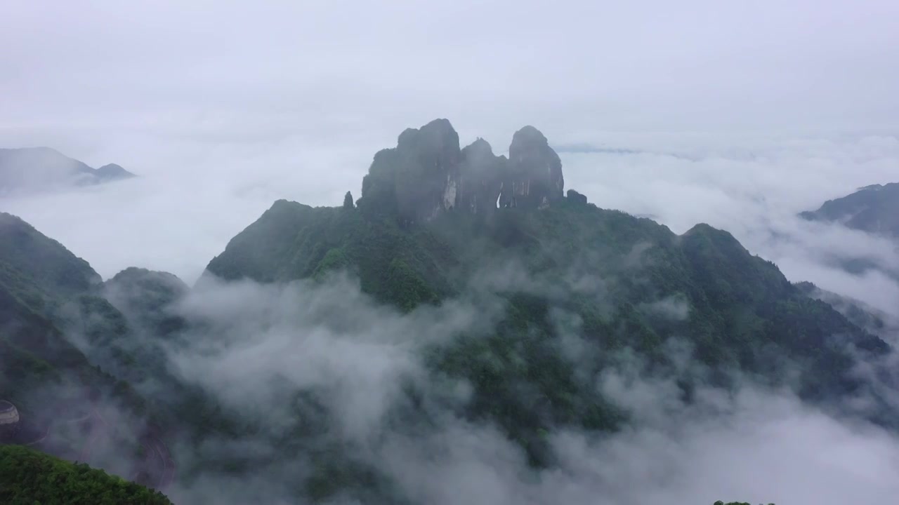 航拍湖南湘西保靖县吕洞山晨曦云海风光视频素材