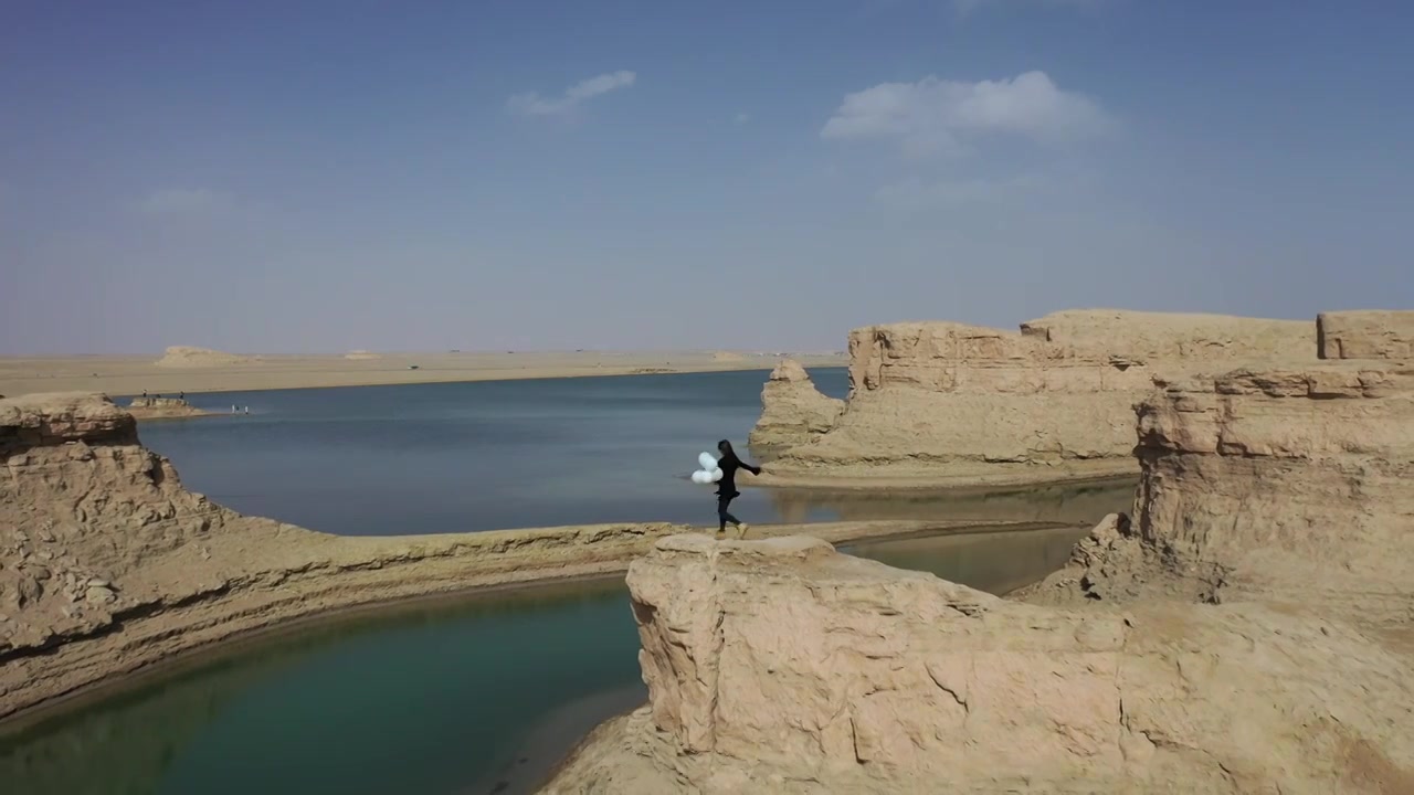 大西北旅游风景航拍图水上雅丹视频下载