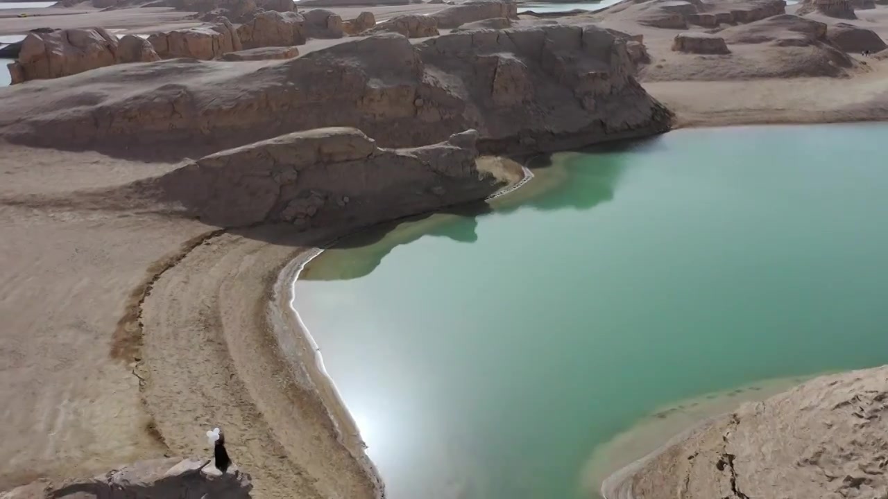 大西北旅游风景航拍图水上雅丹视频下载