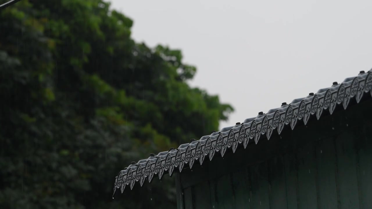 雨天下雨屋檐视频素材