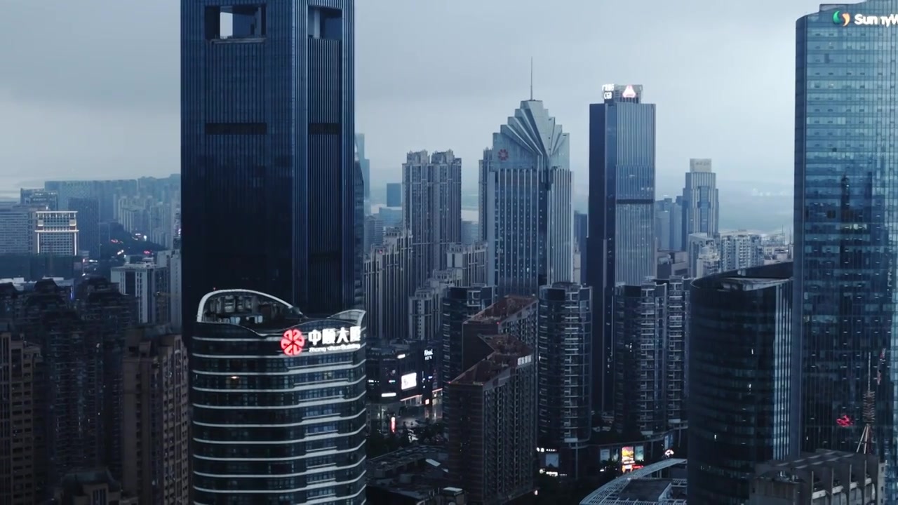 江西省南昌市，雨后阴天红谷滩的城市建筑航拍视频素材