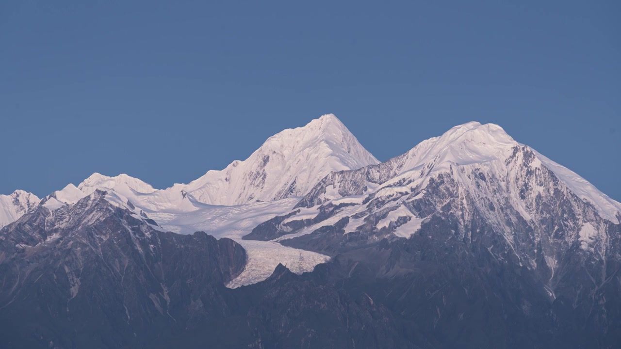 雪山日照金山视频素材