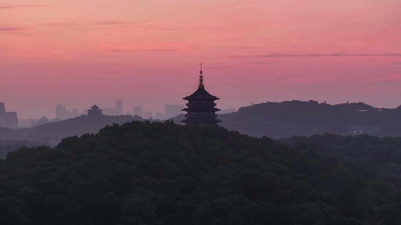 航拍日出朝霞下的杭州西湖雷峰塔视频素材