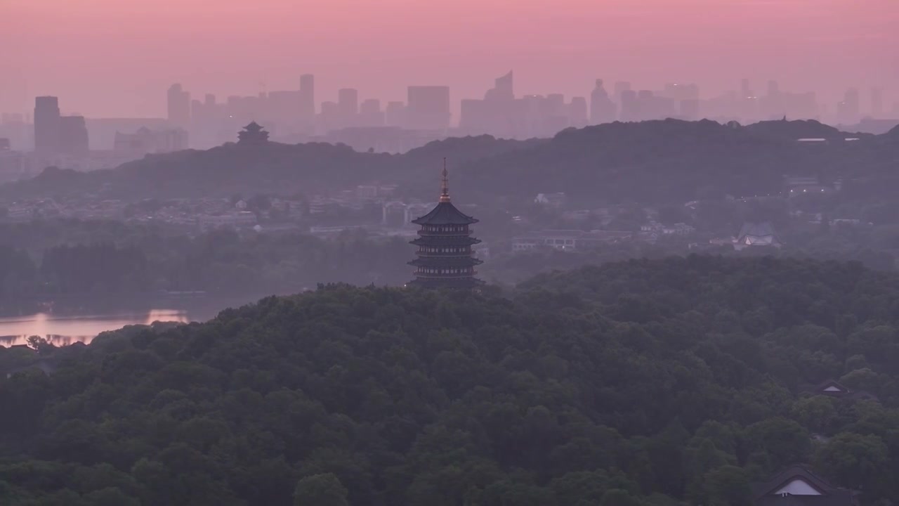 航拍日出朝霞下的杭州西湖雷峰塔视频素材