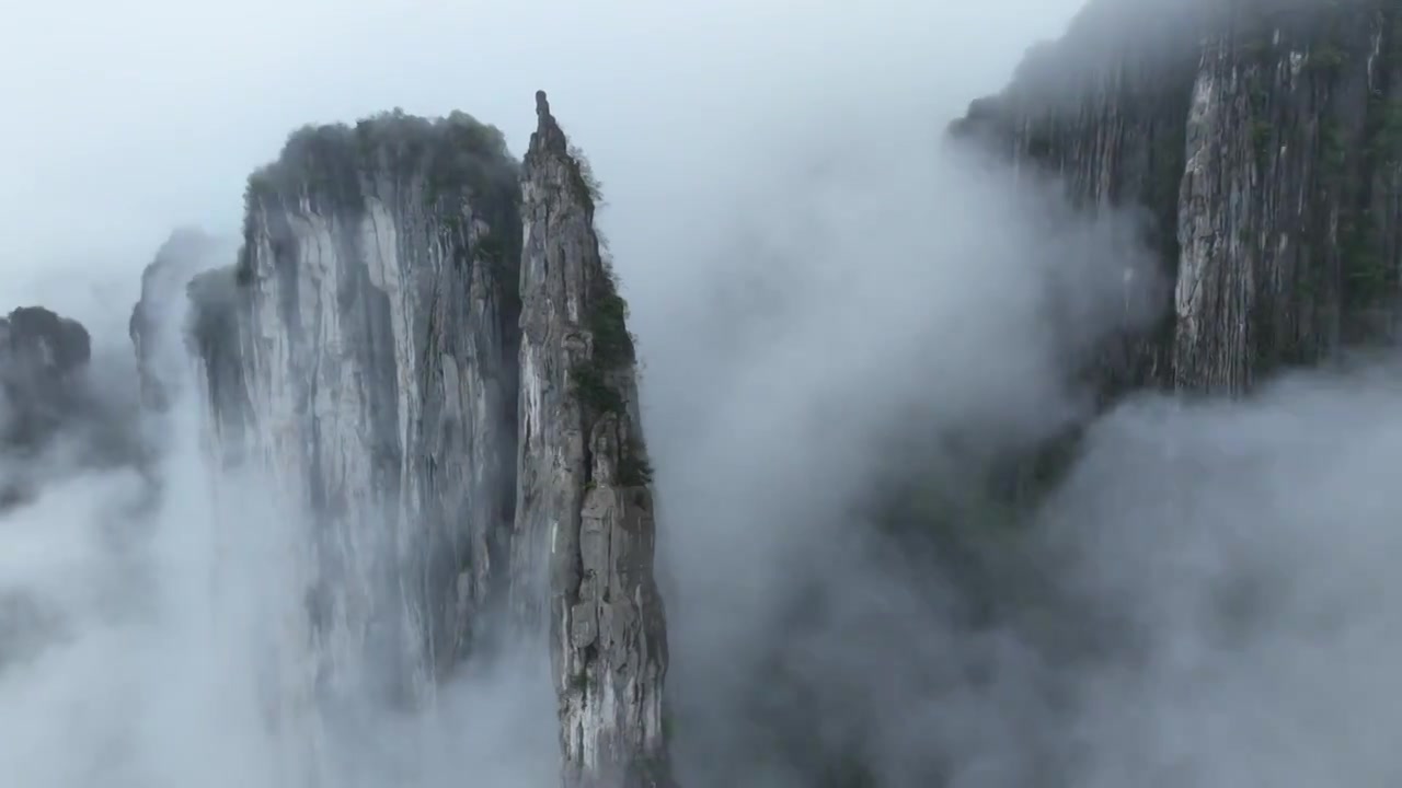 云雾中的恩施大峡谷御笔峰延时视频素材