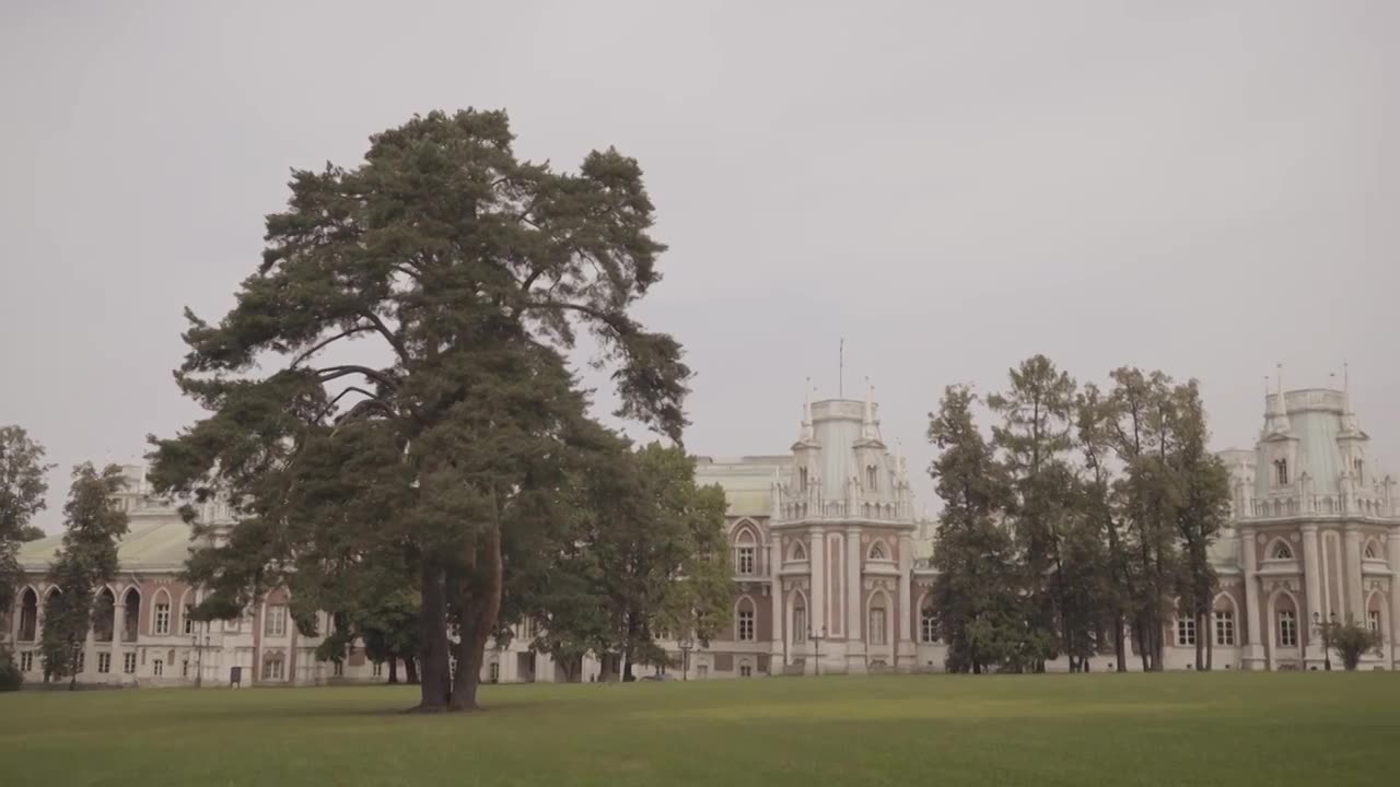 莫斯科察里契诺公园的大宫殿，有绿色的草坪。行动。令人惊异的视频素材画面1