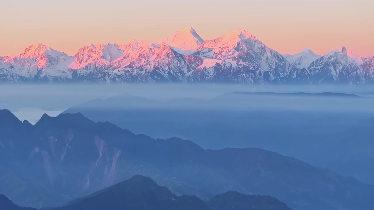 贡嘎雪山日照金山震撼航拍（牛背山视角）视频素材