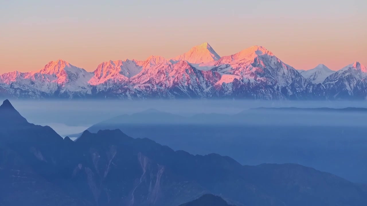 贡嘎雪山日照金山震撼航拍（牛背山视角）视频素材