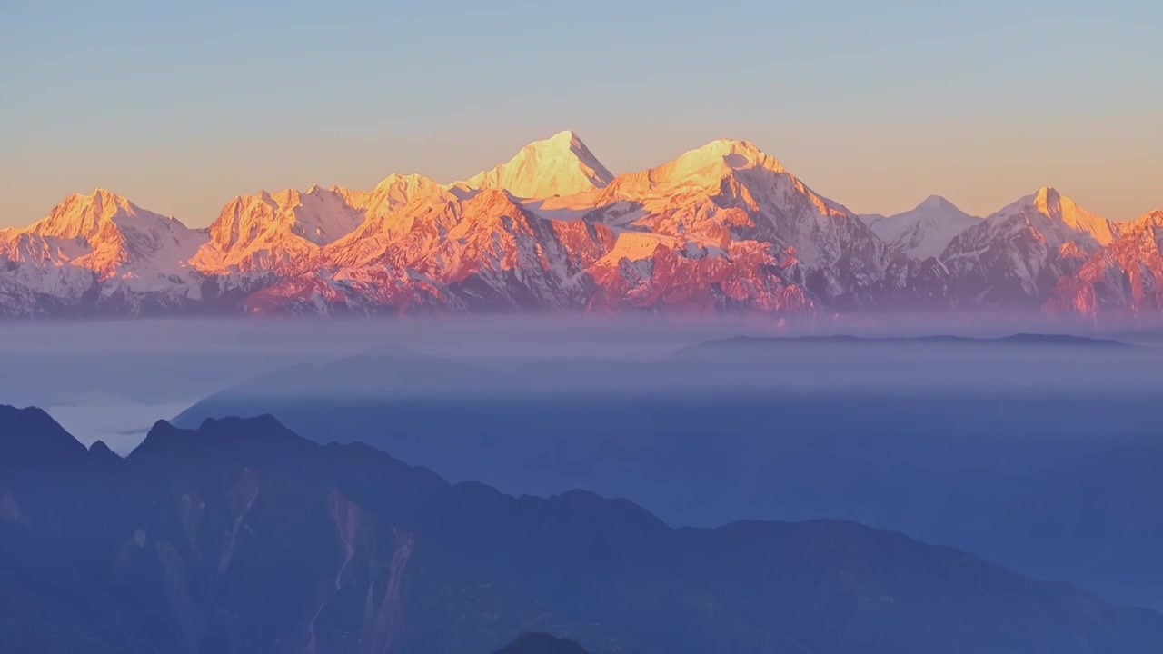 贡嘎雪山日照金山震撼航拍（牛背山视角）视频素材