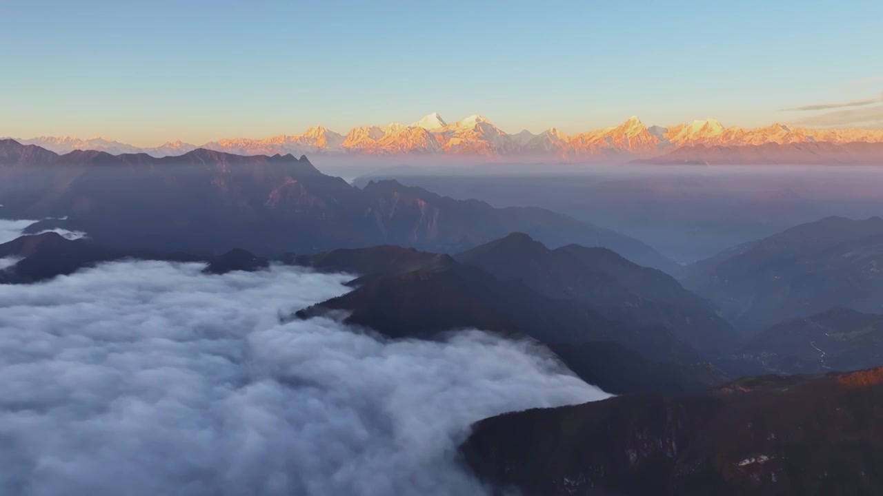 贡嘎雪山日照金山震撼航拍（牛背山视角）视频素材