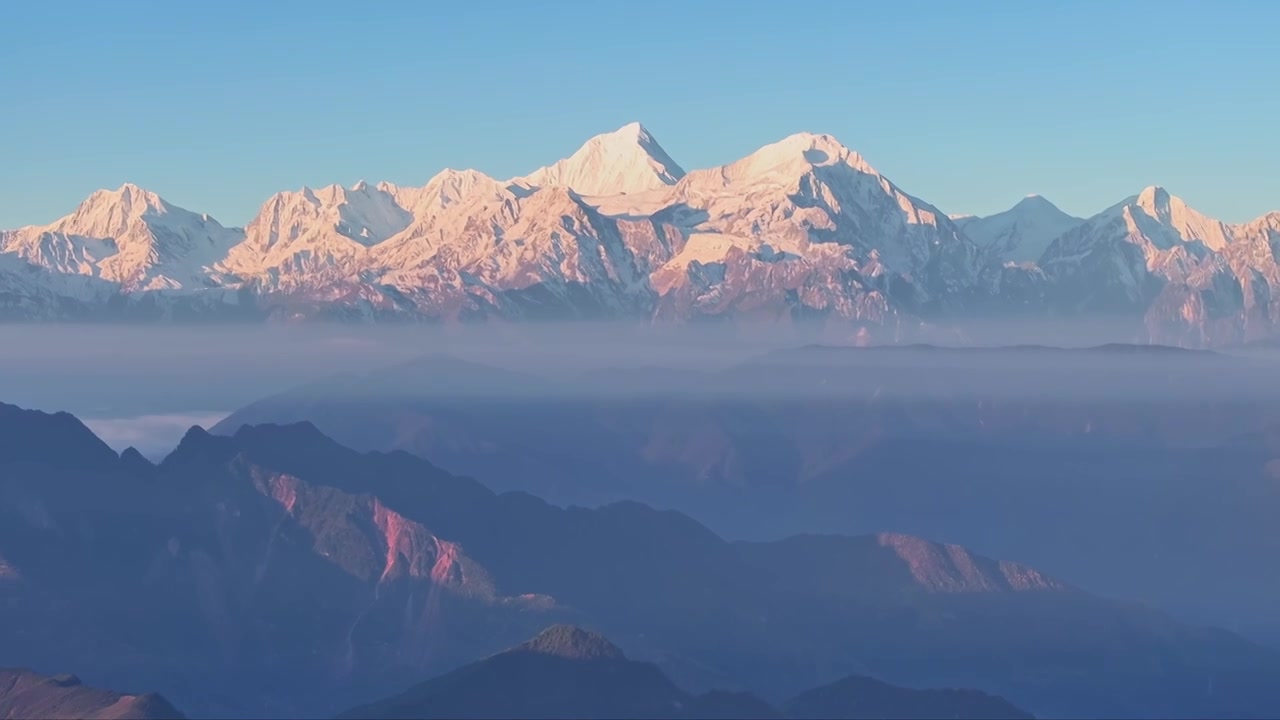 贡嘎雪山日照金山震撼航拍（牛背山视角）视频素材