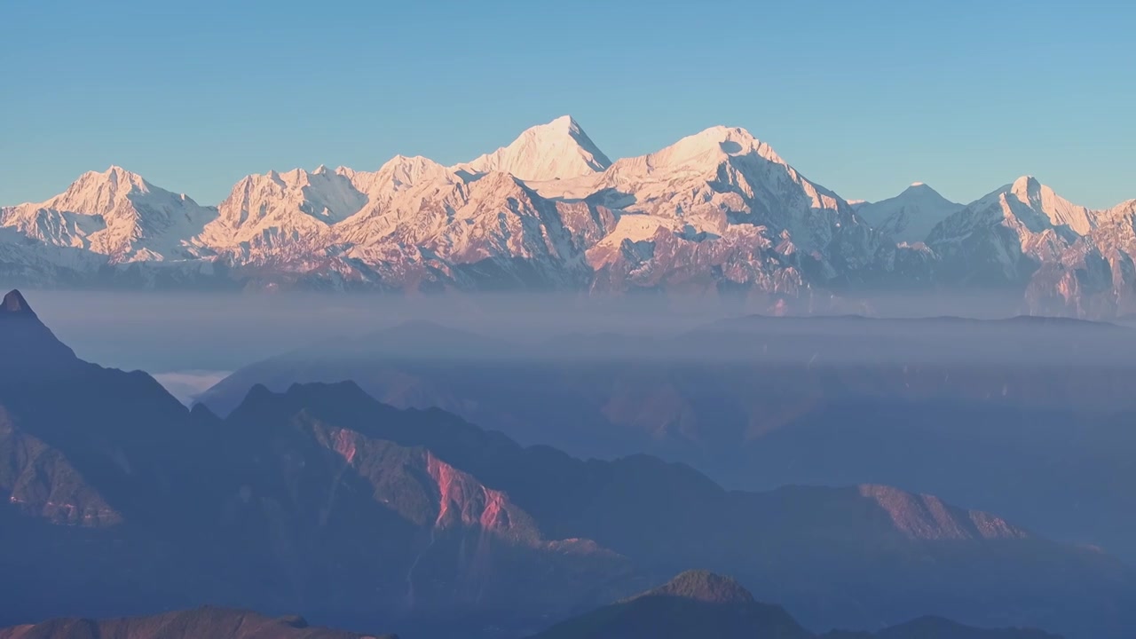 贡嘎雪山日照金山震撼航拍（牛背山视角）视频素材