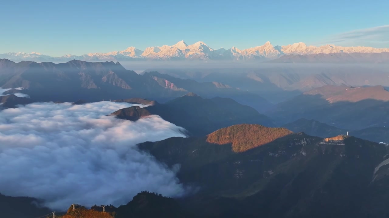 贡嘎雪山日照金山震撼航拍（牛背山视角）视频素材