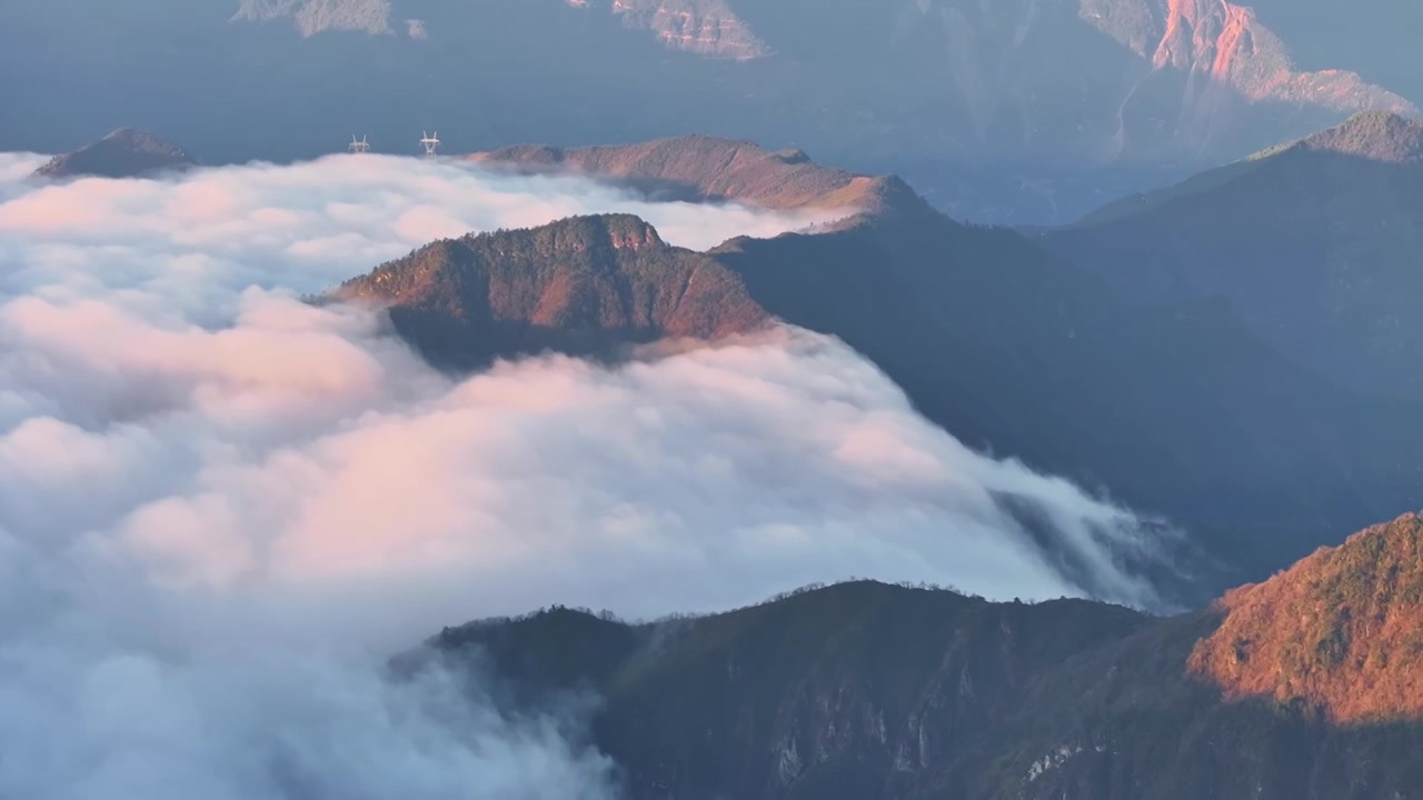 贡嘎雪山日照金山震撼航拍（牛背山视角）视频素材