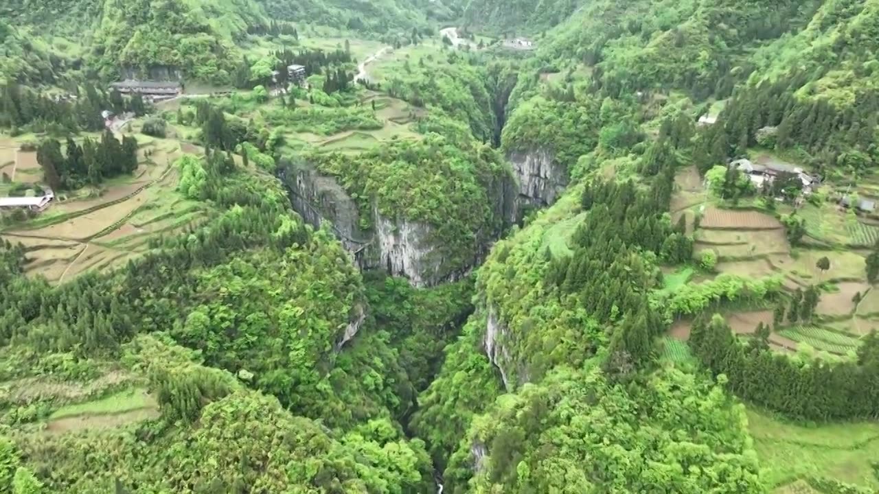 航拍恩施鹿院坪玄鹿地缝视频素材